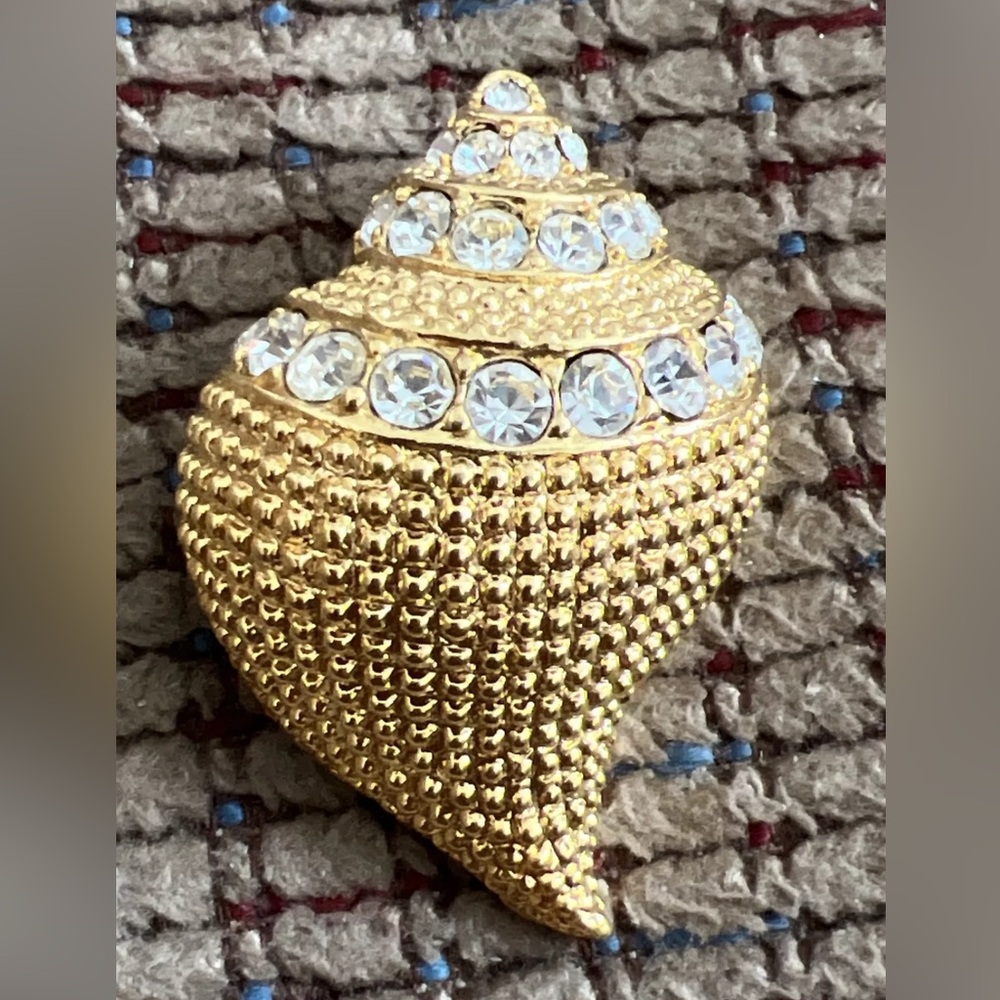 VINTAGE KJL ROYAL SEA SHELL BROOCH WITH CRYSTALS & CAN CONVERT TO A NECKLACE